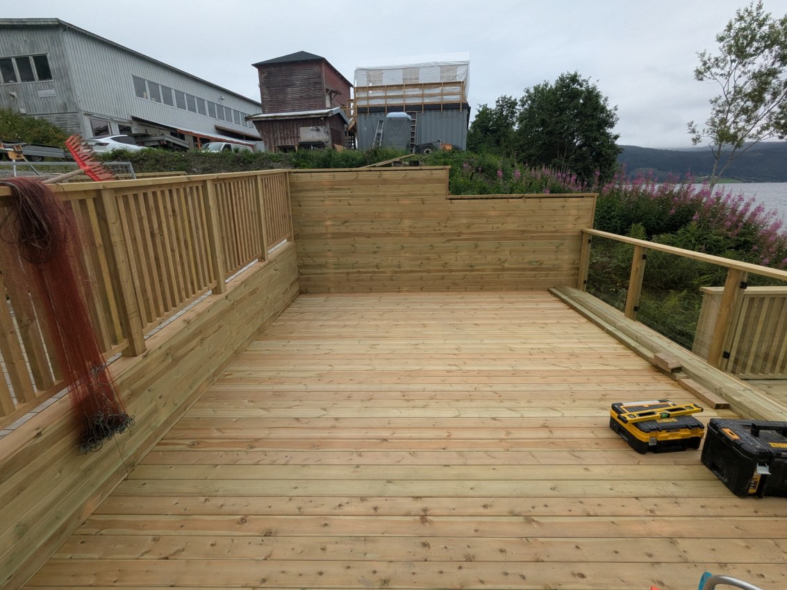 Ny terrasse med levegg og rekkverk, bygget av Hendt AS